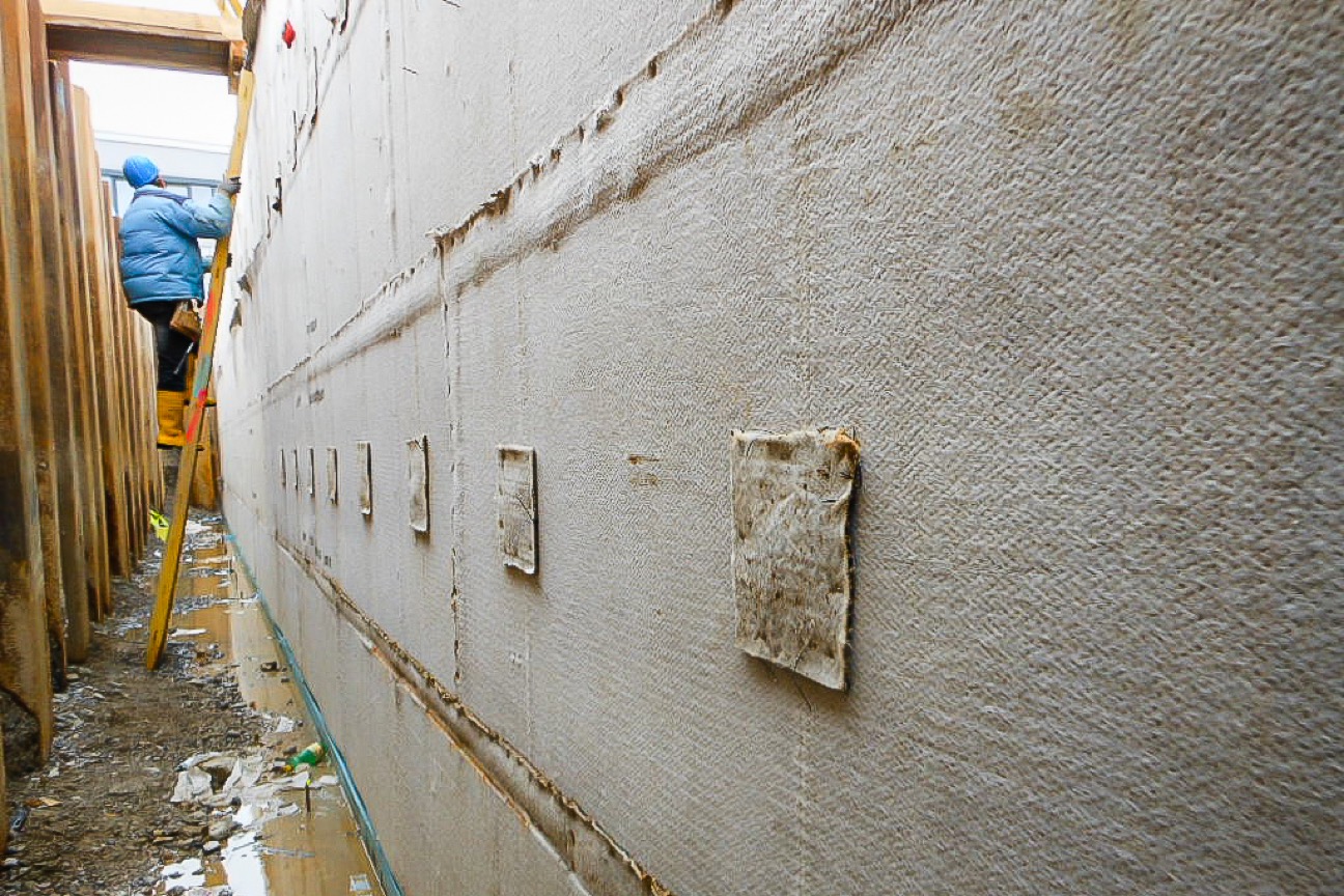 Die Bentonitmatte wird im Verbundsystem vor Betonage in der Wandschalung verlegt. Die Abdichtung geht einen zugfesten Verbund mit der Tragstruktur ein.