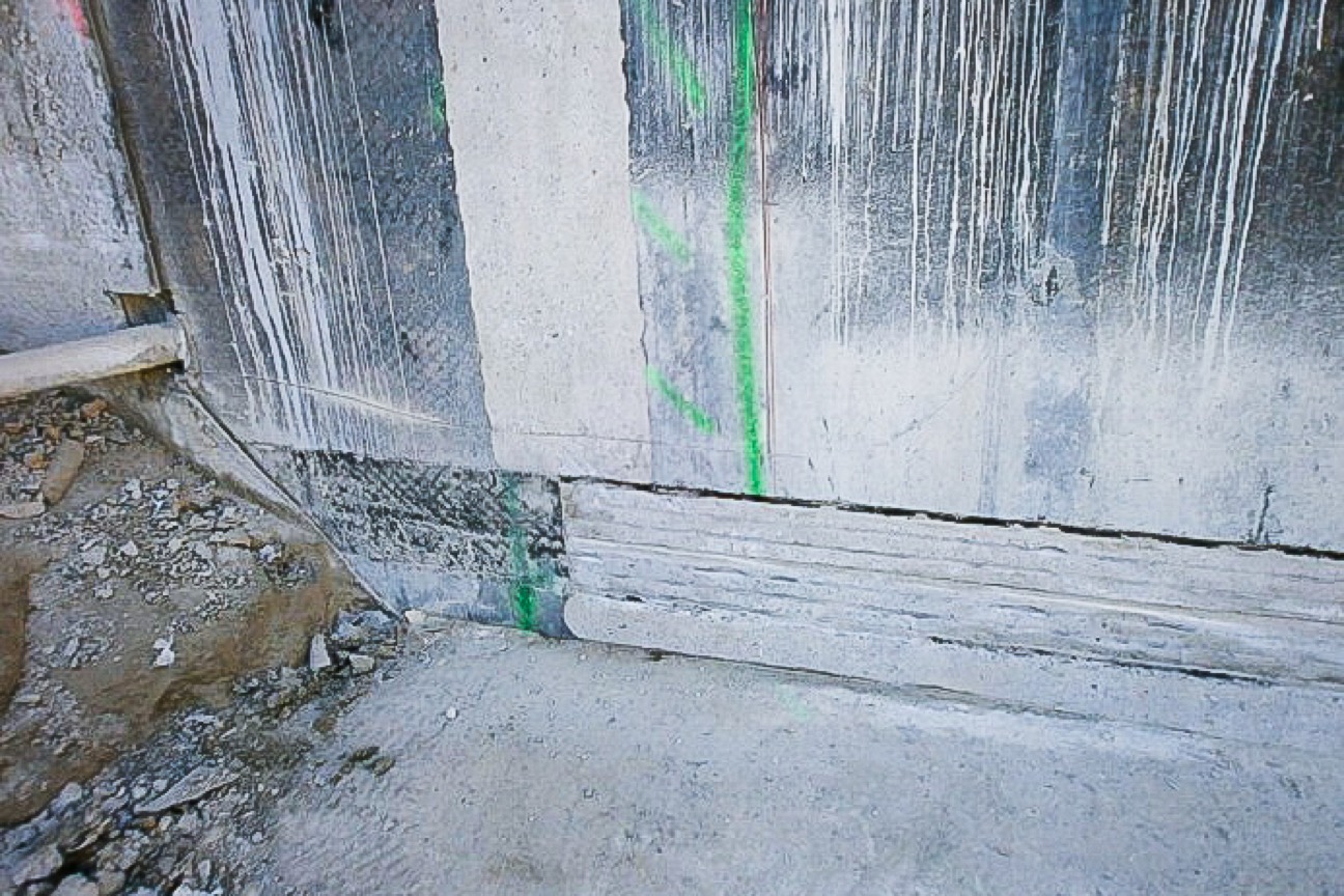 Vorarbeiten zur Herstellung der Fugenbandklemmkonstruktion. Abbruch des außen liegenden Fugenbandes beim Bestand und Anschleifen der Betonoberfläche.