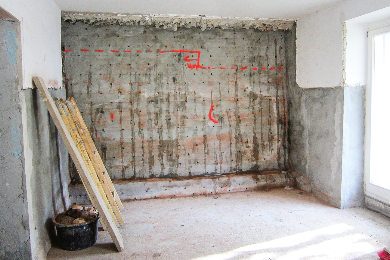 Schleierinjektion bei der hangseitig eingeschütteten Außenwand.