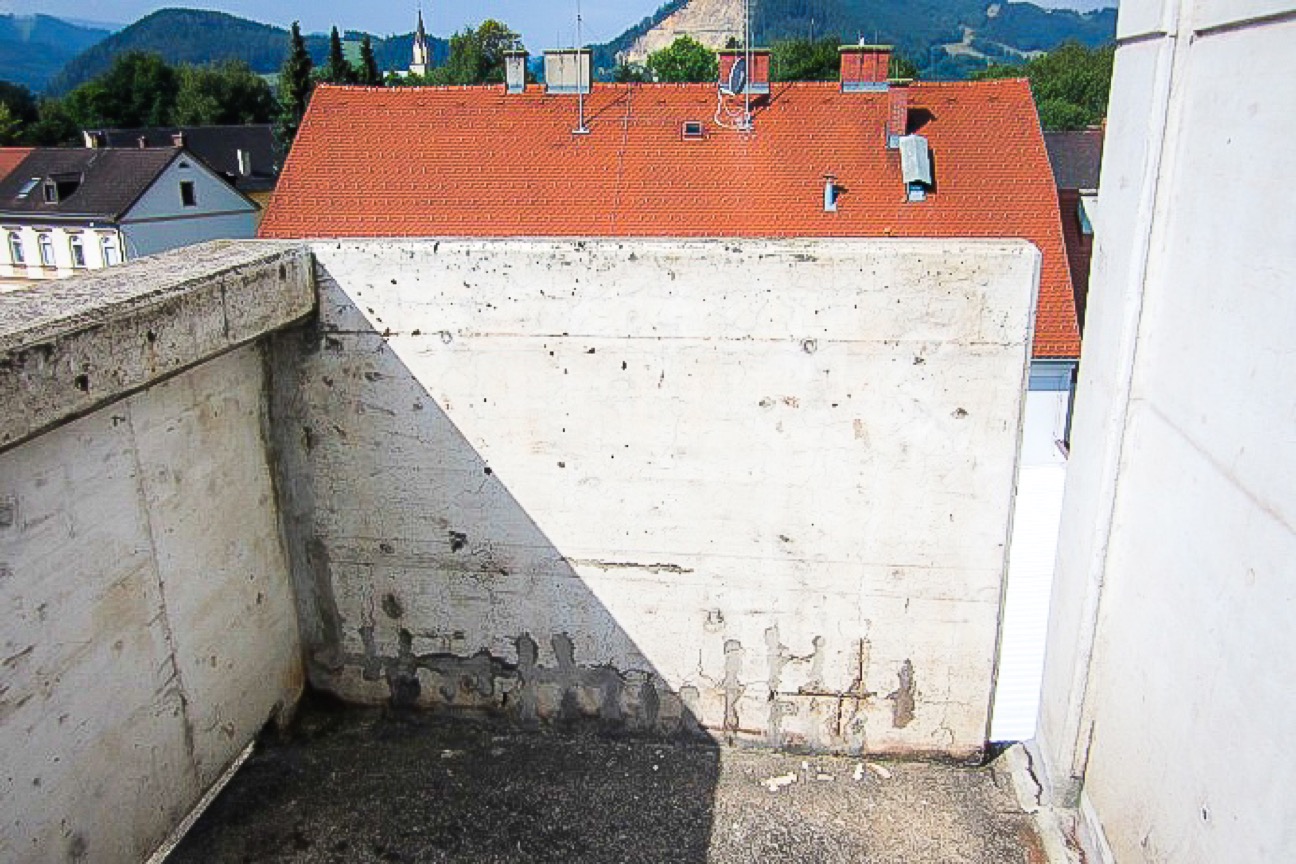 Bestandsituation: Freiliegende Bewehrung und teilweise stark geschädigter Beton (> Baujahr 1978).