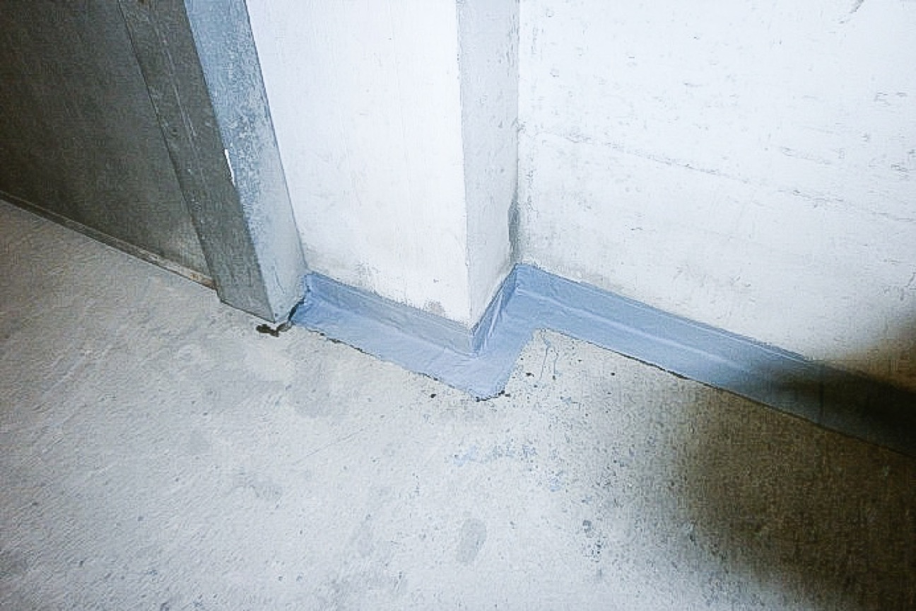 Dichtbandage bei der Boden/Wand-Fuge. Die Untergrundvorbereitung erfolgte durch Sandstrahlen zur Erreichung des erforderlichen Haftzugs.